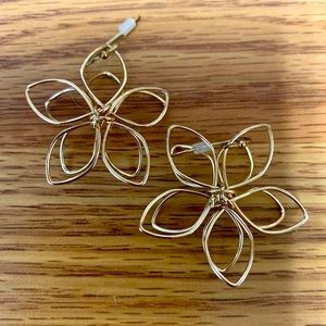 Gold Flower Earrings 🌼